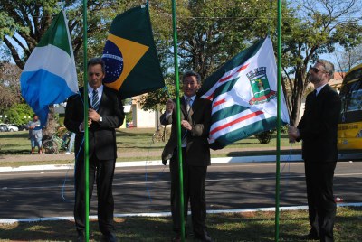 Hasteamento de bandeiras marcou início oficial de ato cívico