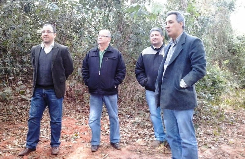 Vereadores visitaram mata acompanhados do promotor Plínio Alessi e funcionários do Ministério Público