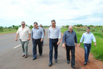 Vereadores e engenheiro da SEOP verificaram problemas da via