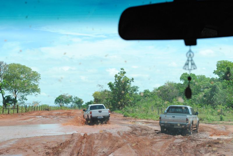 Lama torna rodovia quase intrafegável; atolamentos são constantes