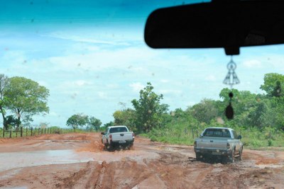 Lama torna rodovia quase intrafegável; atolamentos são constantes