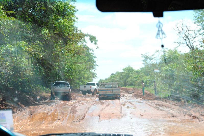 Lama torna rodovia quase intrafegável; atolamentos são constantes