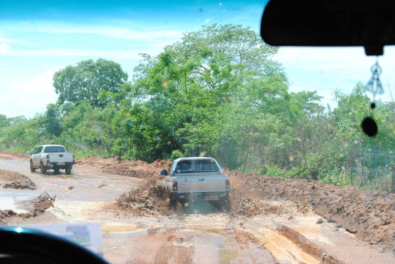 Lama torna rodovia quase intrafegável; atolamentos são constantes