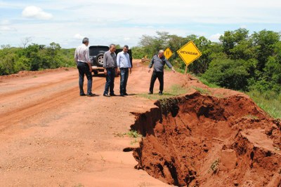 Erosão torna acesso à ponte perigoso