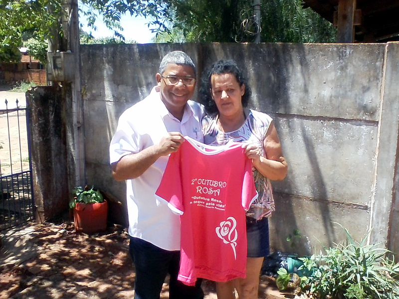 Vencedora de promoção recebe camiseta.jpg