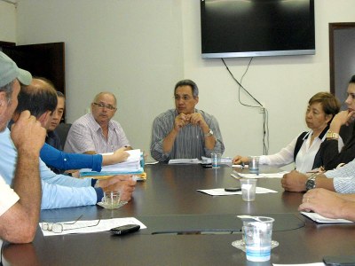 secretária Elizabeth Sumiko Anami Nogueira esclarece as dúvidas dos vereadores