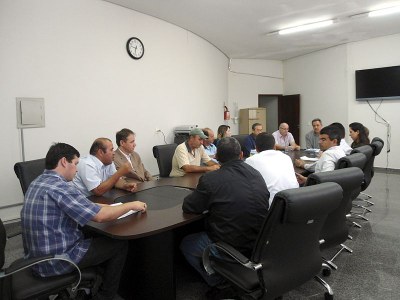 secretária Elizabeth Sumiko Anami Nogueira esclarece as dúvidas dos vereadores