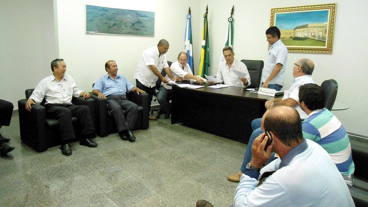 Secretário de saúde discute medicamentos em reunião