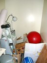 Aparelhos e equipamentos empilhados na sala de fisioterapia