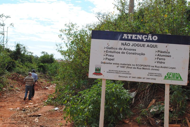 Mesmo com orientação, abertura de ruas facilita despejo de lixo na área