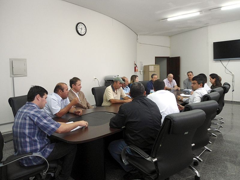 secretária Elizabeth Sumiko Anami Nogueira esclarece as dúvidas dos vereadores