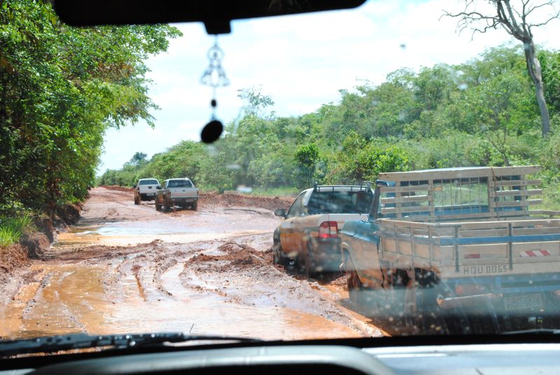 Lama torna rodovia quase intrafegável; atolamentos são constantes