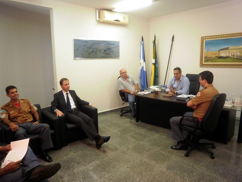 Nenão recebe visita do comandante do Corpo de Bombeiros