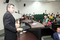 Quemuel solicita manutenção em rua com alagamento