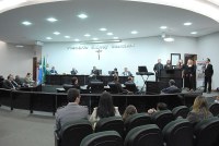 Câmara de Nova Andradina homenageia pais com apresentações musicais