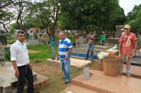 Quemuel acompanha limpeza no cemitério