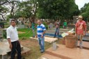 Quemuel acompanha limpeza no cemitério