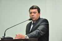 Dr. Sandro pede reparos para trecho com água empossada