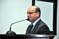 Valmirá pede tapa buracos no Durval Andrade Filho