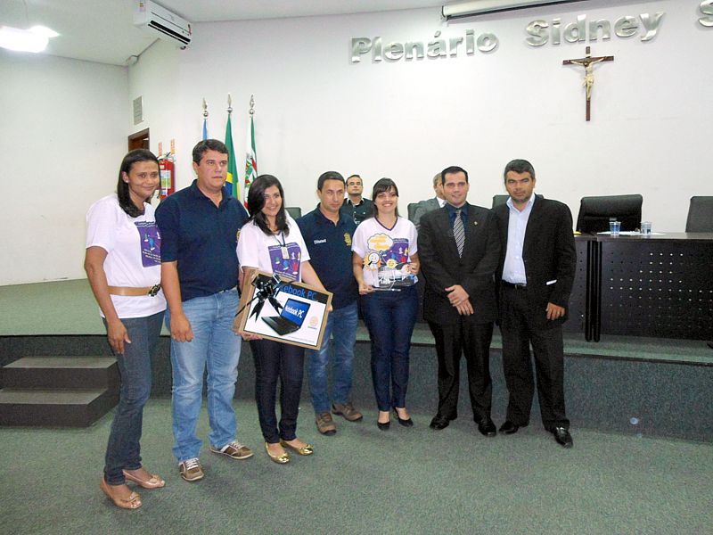 Vereadores prestigiam entrega de premiação do concurso de redação