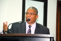 Cido Pantanal solicita luminárias nos postes dos conjuntos habitacionais