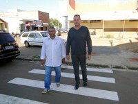 Vereadores comemoram atendimento à indicação de faixa de pedestres