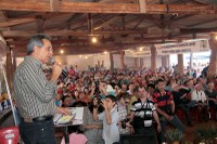 Nenão anuncia Gabinete da Câmara para assentados durante entrega de títulos de propriedade