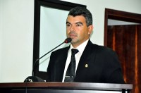 Quemuel pede elevação dos muros de escola municipal