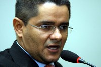 Ricardo Lima pede calçamento para Escola Capilé