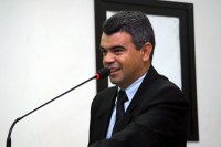 Quemuel solicita lama asfáltica para a Rua Melvin Jones