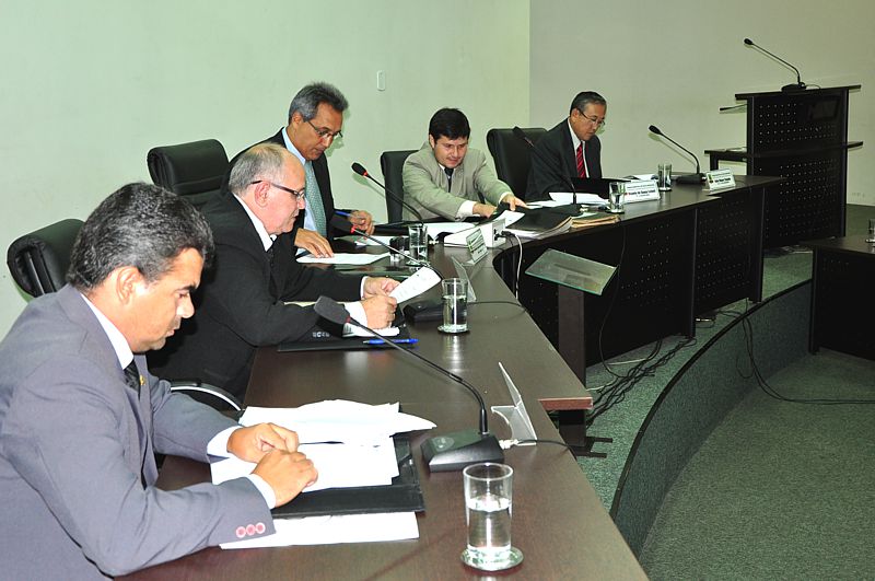 Requerimento sobre reajuste salarial para servidores da Câmara é discutido pelos vereadores