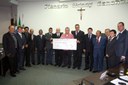 “É um momento histórico para Nova Andradina”, afirma Ademar Capuci ao receber cheque de R$ 100 mil da Câmara para Fundação Pio XII