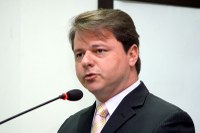 Adriano pede expansão da rede de esgoto