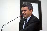 Quemuel solicita serviços e iluminação pública