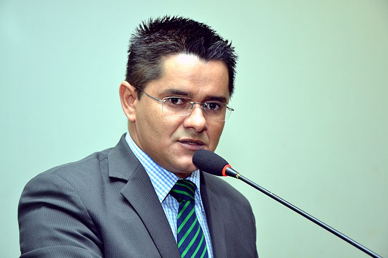 Ricardo Lima pede estudos de viabilidade para implantação de semáforo