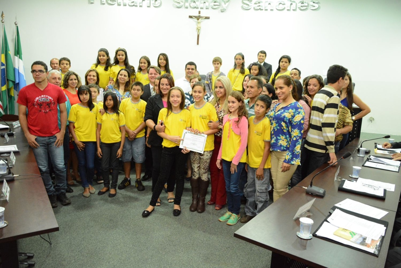 Adriano homenageia alunos que participaram do projeto “Escola na Câmara”