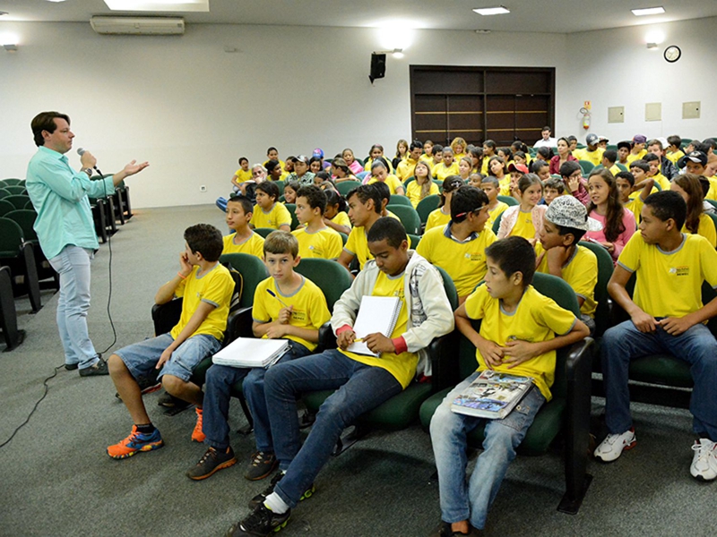 Alunos da Luis Cláudio Josué participam do projeto “Escola na Câmara”