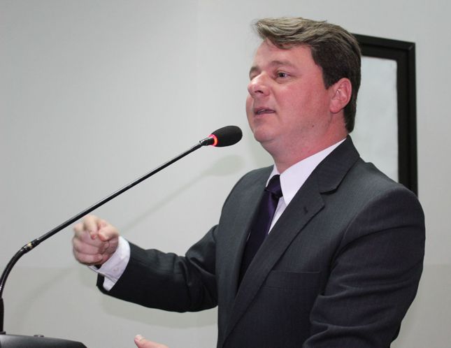 Adriano Palopoli pede providências para limpeza de terreno e retirada de entulhos em avenida