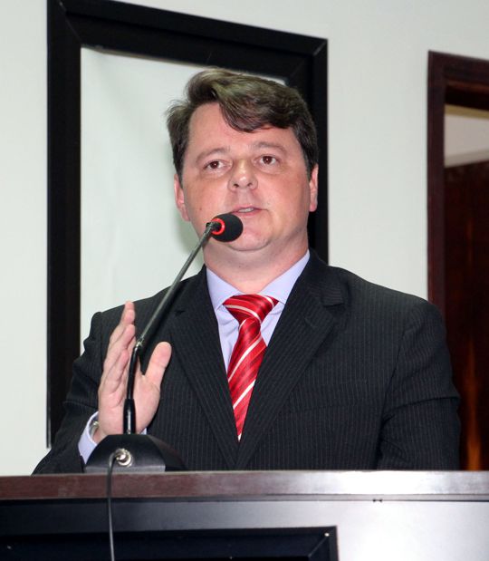 Adriano Palopoli solicita melhorias em espaço de lazer