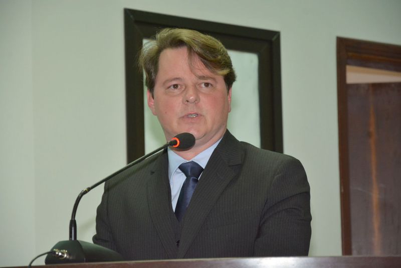 Adriano questiona Executivo sobre novas unidades habitacionais