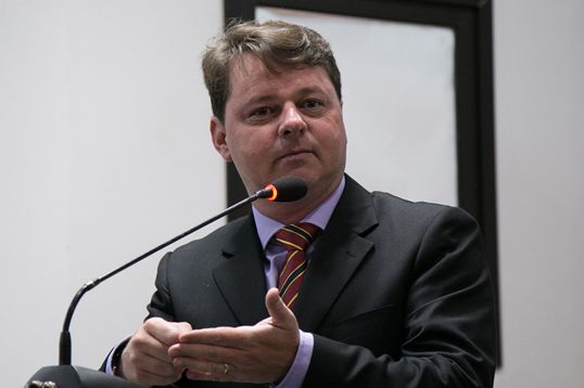  Adriano requer informações de obras de pavimentação em bairros