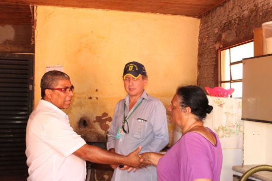 Agehab atende pedido de Cido Pantanal e avalia casa com estrutura comprometida