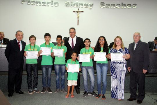 Alunos da escola Padre Anchieta recebem moção de parabenização por premiações em feiras de tecnologia 