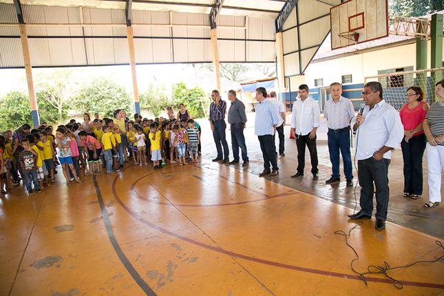 Alunos da rede municipal de ensino começam a receber novos uniformes