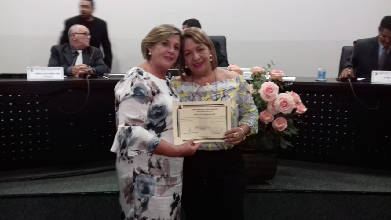 Aposentada, servidora de carreira da Câmara é homenageada com moção de parabenização 
