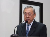 Barras de ferro expostas no asfalto motivam indicação de Valter 