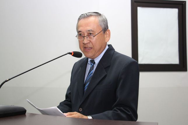 Buracos e falta de limpeza em terrenos na André Loyer preocupam vereador Valter 