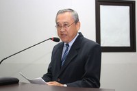 Buracos e falta de limpeza em terrenos na André Loyer preocupam vereador Valter 