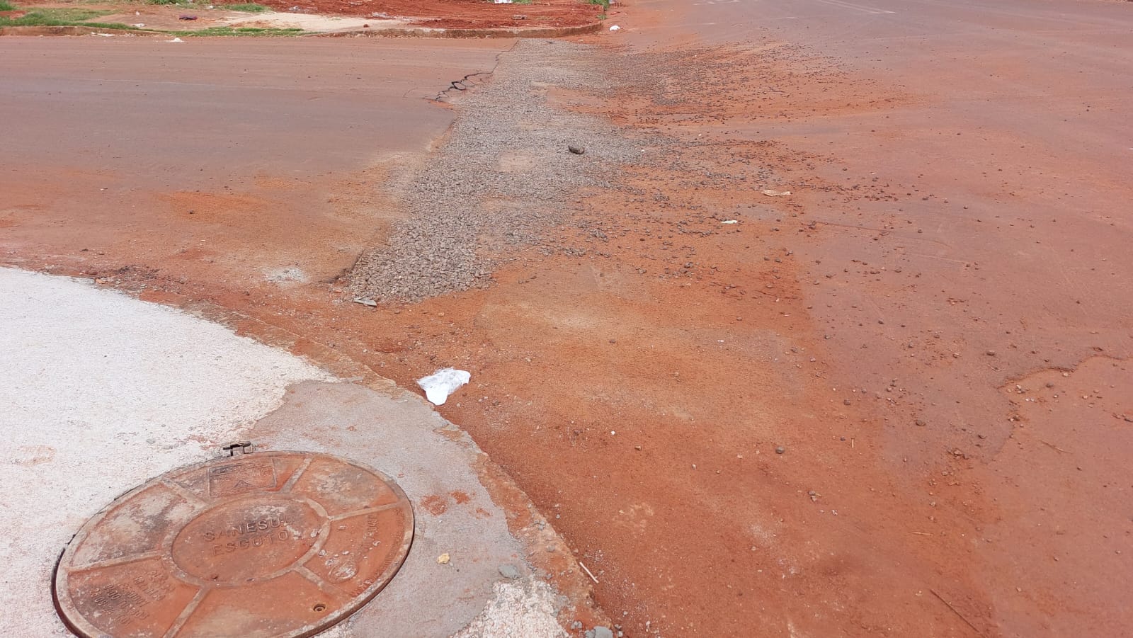 Buracos, poeira e deterioração do asfalto em diversos bairros justificam pedidos por reparos urgentes