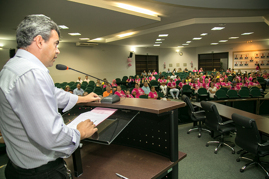 Câmara abre espaço para palestra motivacional que marca comemoração do Outubro Rosa